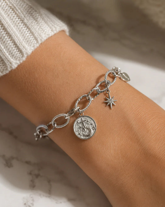 Runder, silberfarbener Anhänger aus reinem Titanstahl mit weißer Emaille, verziert mit Mond- und Sternmotiven sowie Zirkonia-Kristallen für personalisierbare Armbänder und Ketten