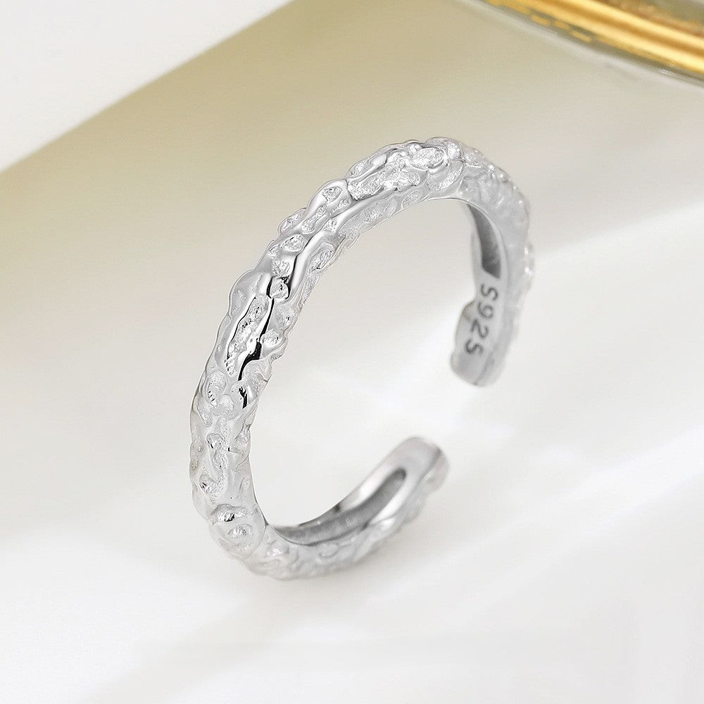 Offener Damenring aus 925er Silber mit organisch geformter, unregelmäßiger Struktur – minimalistisches Design mit natürlicher Ausstrahlung