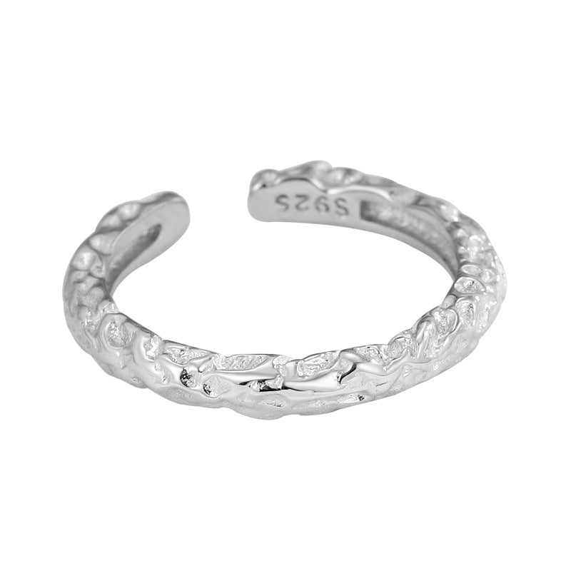 Offener Damenring aus 925er Silber mit organisch geformter, unregelmäßiger Struktur – minimalistisches Design mit natürlicher Ausstrahlung