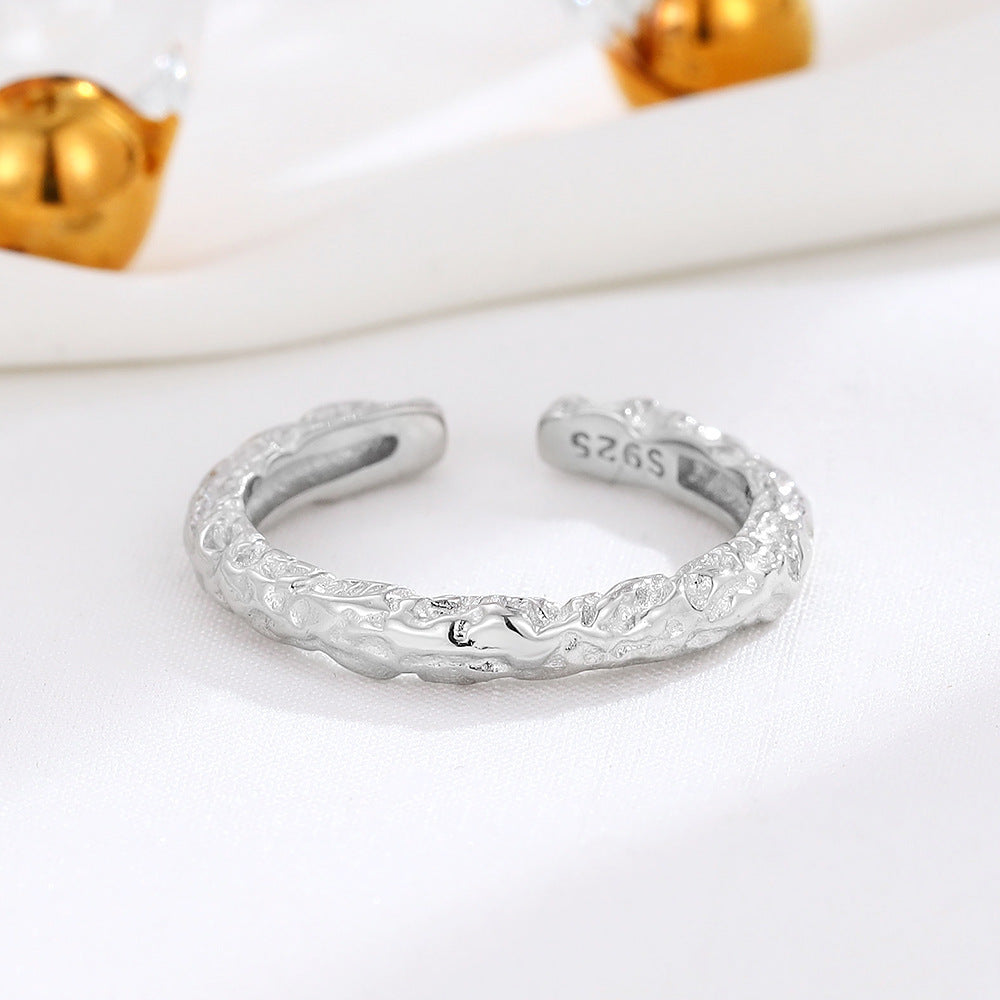 Offener Damenring aus 925er Silber mit organisch geformter, unregelmäßiger Struktur – minimalistisches Design mit natürlicher Ausstrahlung
