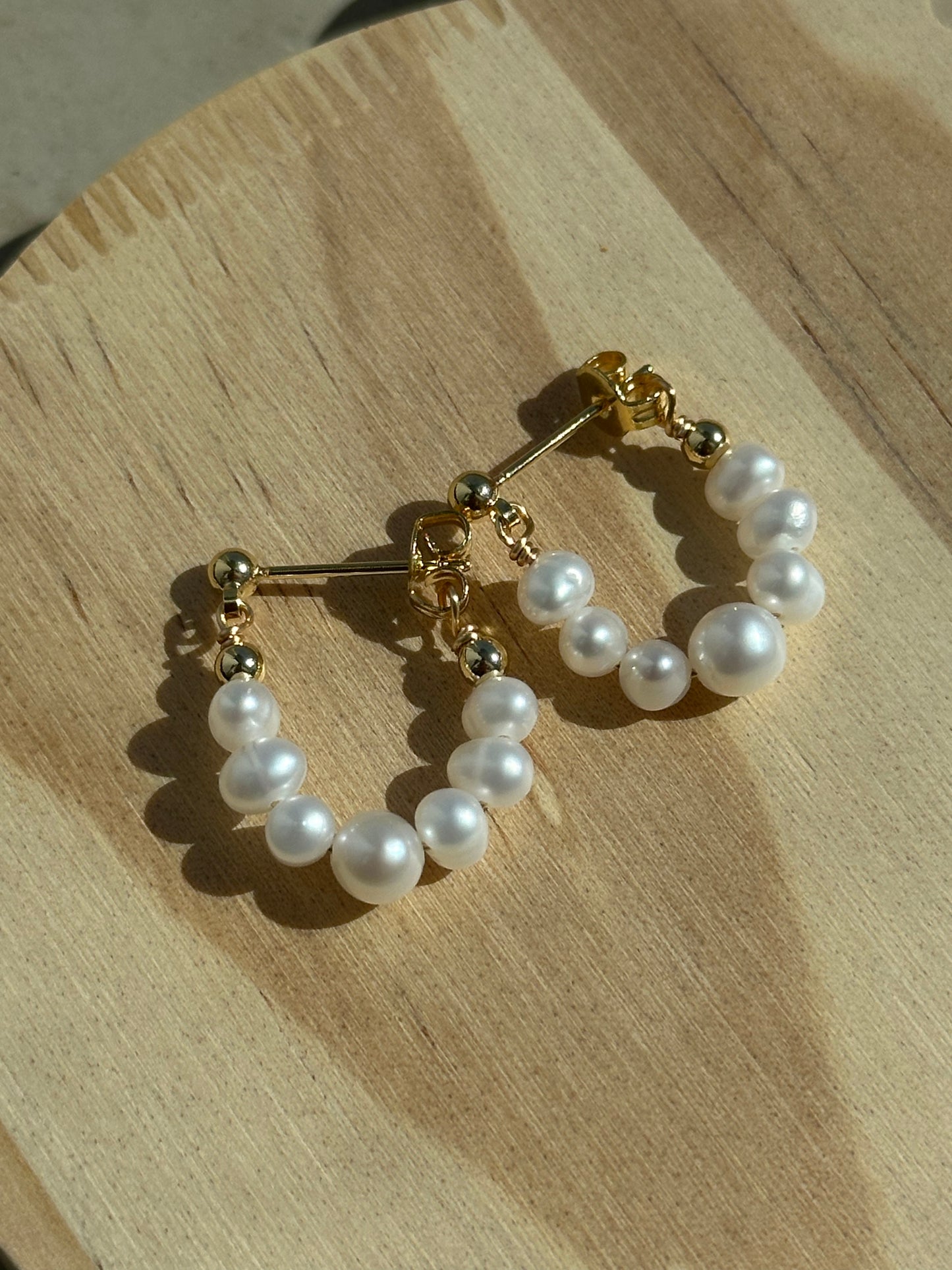 Creolen-Ohrringe mit schimmernden Süßwasserperlen und vergoldetem 925er Silberstift – eleganter Schmuck für jeden Anlass
