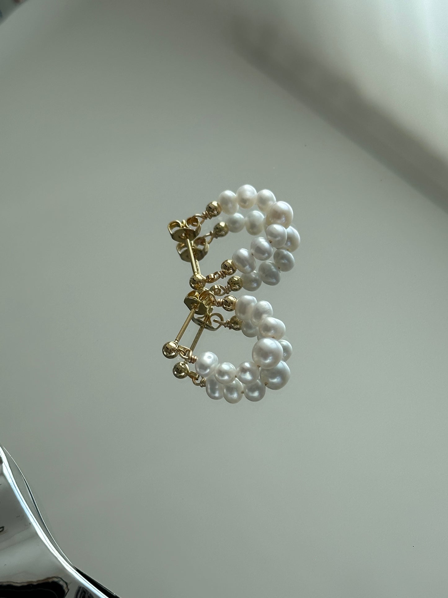 Creolen-Ohrringe mit schimmernden Süßwasserperlen und vergoldetem 925er Silberstift – eleganter Schmuck für jeden Anlass