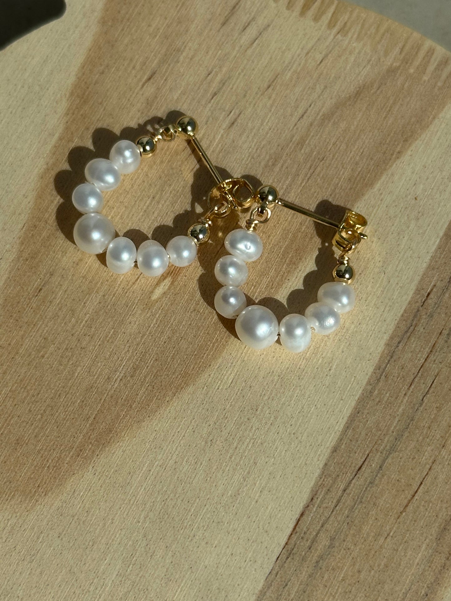 Creolen-Ohrringe mit schimmernden Süßwasserperlen und vergoldetem 925er Silberstift – eleganter Schmuck für jeden Anlass
