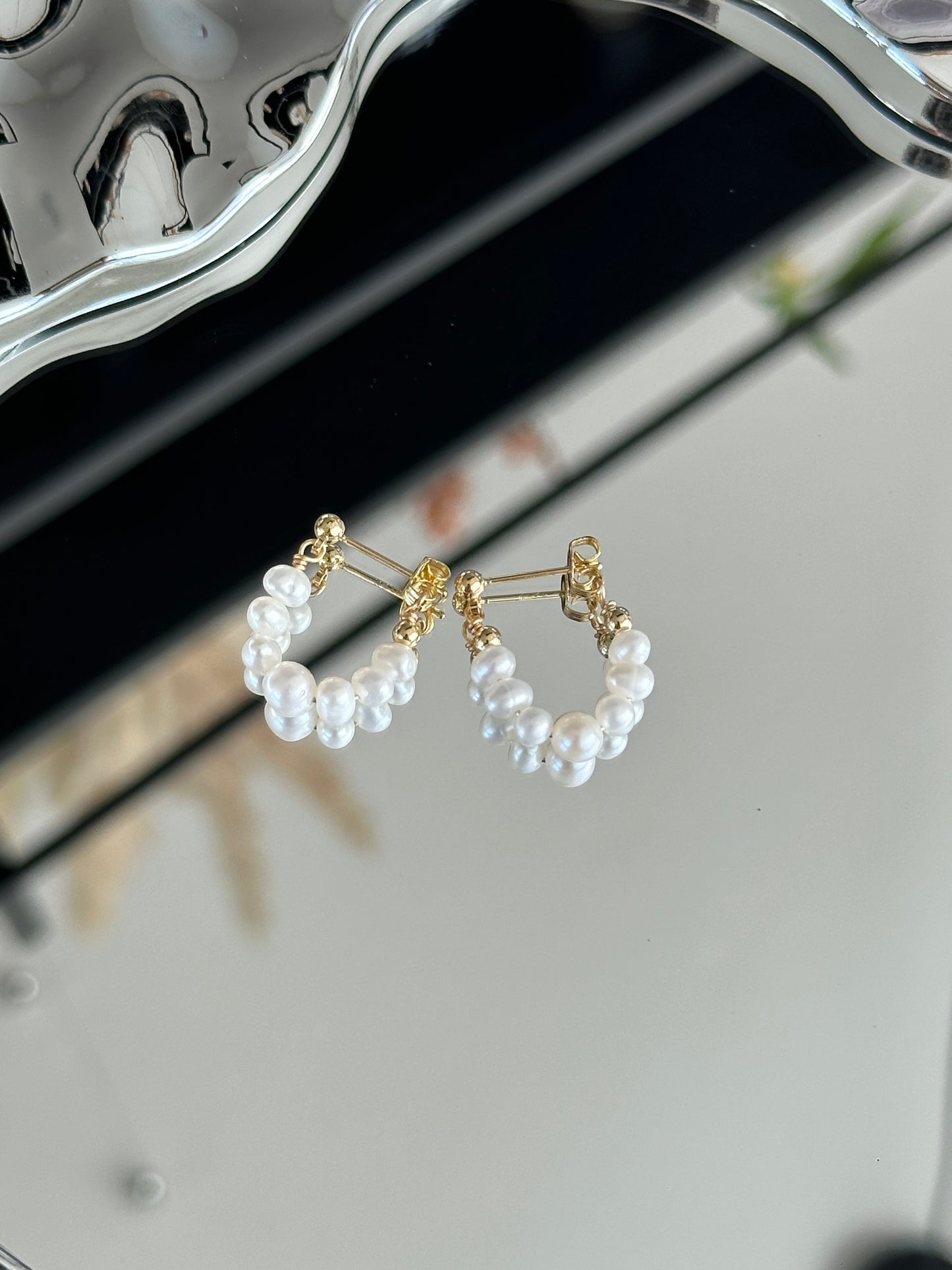 Creolen-Ohrringe mit schimmernden Süßwasserperlen und vergoldetem 925er Silberstift – eleganter Schmuck für jeden Anlass