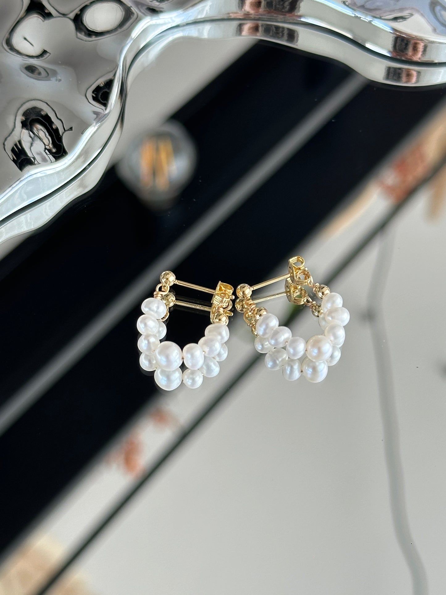 Creolen-Ohrringe mit schimmernden Süßwasserperlen und vergoldetem 925er Silberstift – eleganter Schmuck für jeden Anlass