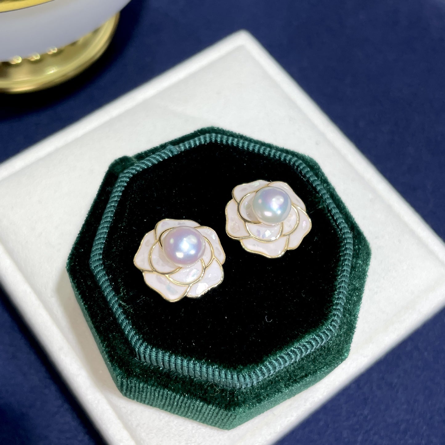 Elegante Ohrstecker in Kamelienform mit schimmernder Süßwasserperle und zartem Perlmutt – gefertigt aus 925er Silber, ideal für romantische Looks