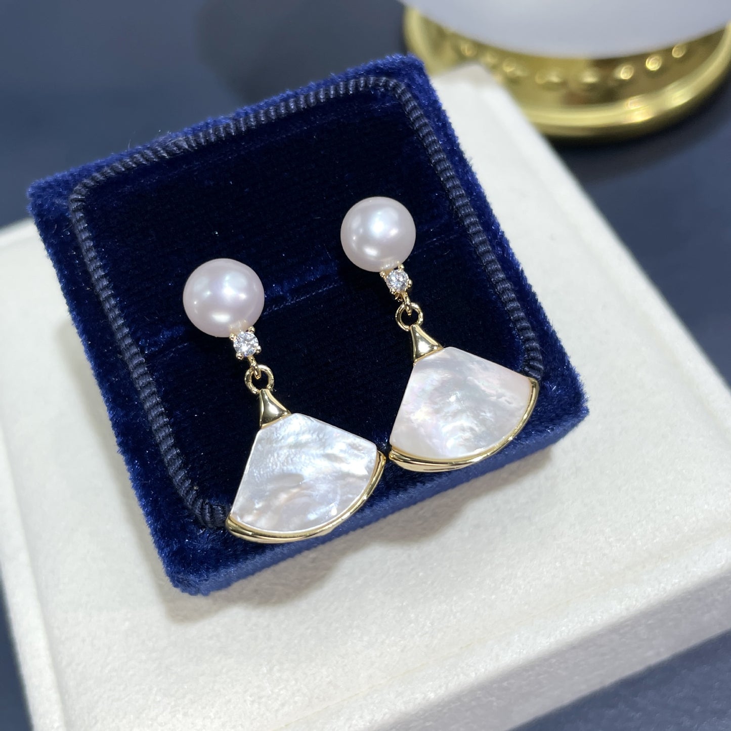 Elegante Ohrstecker aus 925er Silber mit runder Süßwasserperle, Zirkonia-Akzent und fächerförmigem Muschelperlmutt – edles Design mit maritimer Leichtigkeit