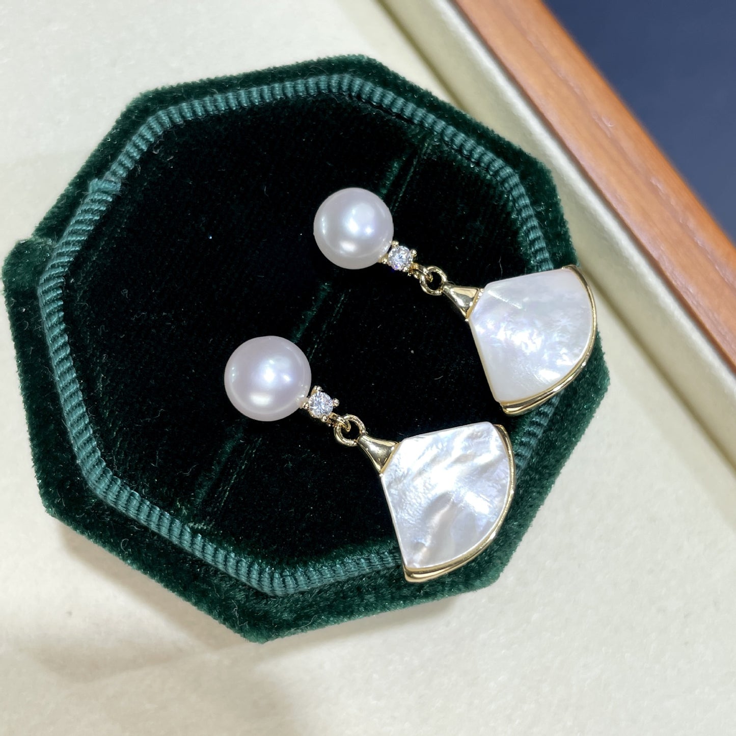 Elegante Ohrstecker aus 925er Silber mit runder Süßwasserperle, Zirkonia-Akzent und fächerförmigem Muschelperlmutt – edles Design mit maritimer Leichtigkeit