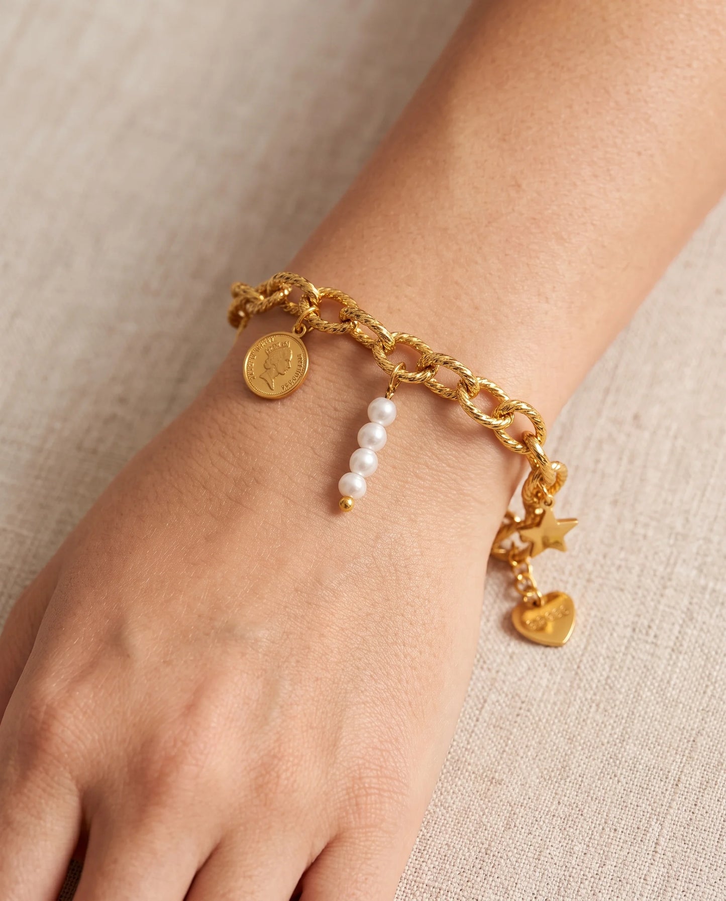 Goldener Anhänger aus 18K vergoldetem Titanstahl mit vier vertikal aufgereihten, weißen Kunstperlen und einer goldenen Abschlusskugel für personalisierbare Armbänder und Ketten