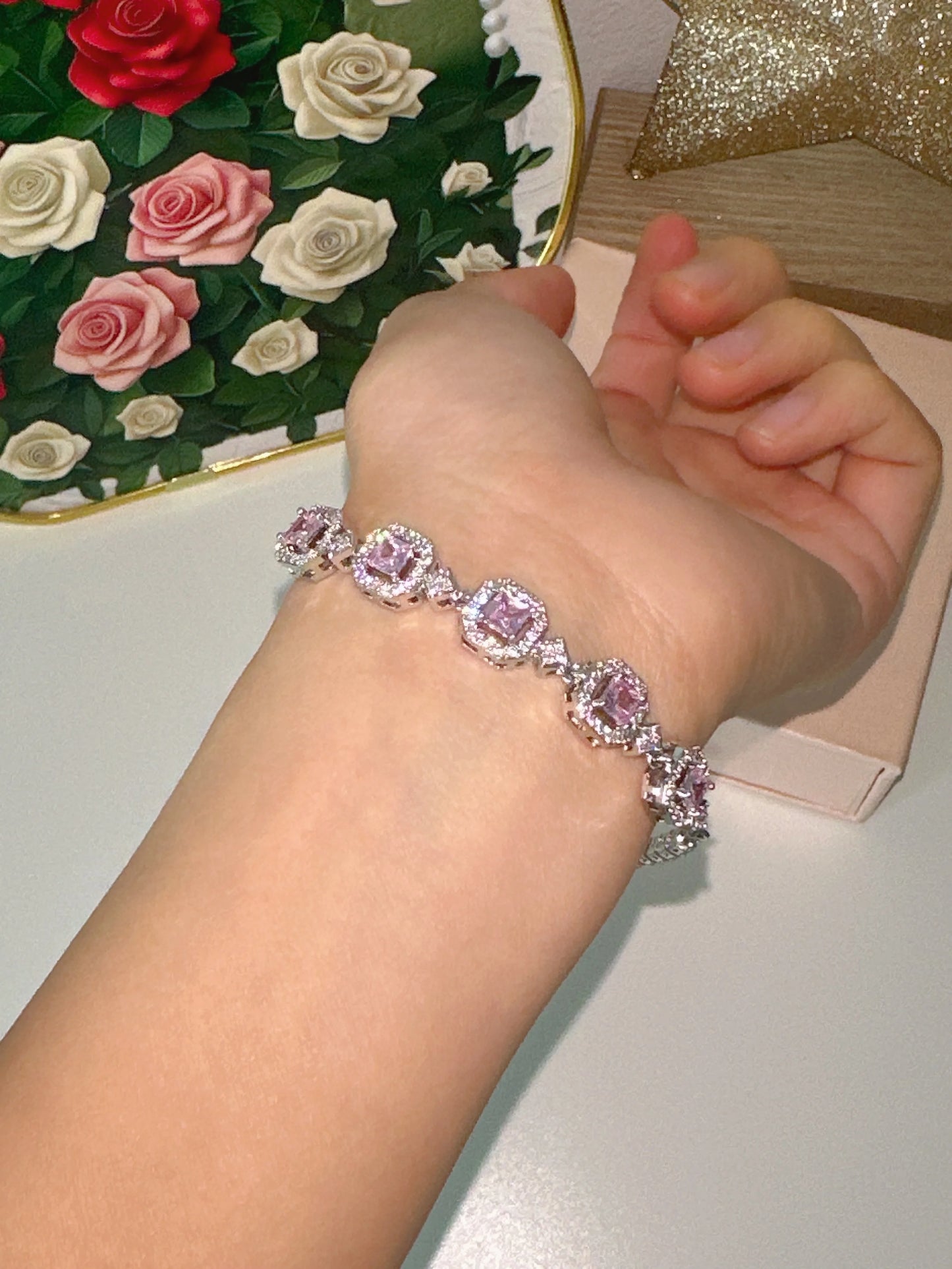 Funkelndes versilbertes Armband mit fünf quadratischen rosa Zirkonia-Steinen in einer glitzernden Halo-Fassung