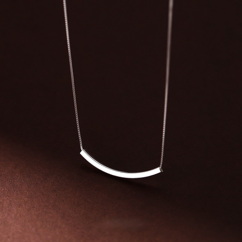Minimalistische S925 Silberkette mit gebogenem Röhrchen an Frau getragen, eleganter und schlichter Look