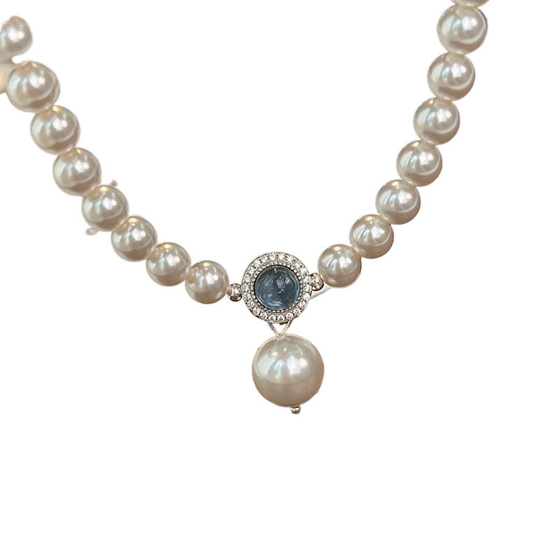 Nahaufnahme einer eleganten Damen-Halskette aus S925 Silber mit schimmernden Swarovski Kristallperlen und rundem Aquamarin-Anhänger – luxuriöser Perlenschmuck für besondere Anlässe