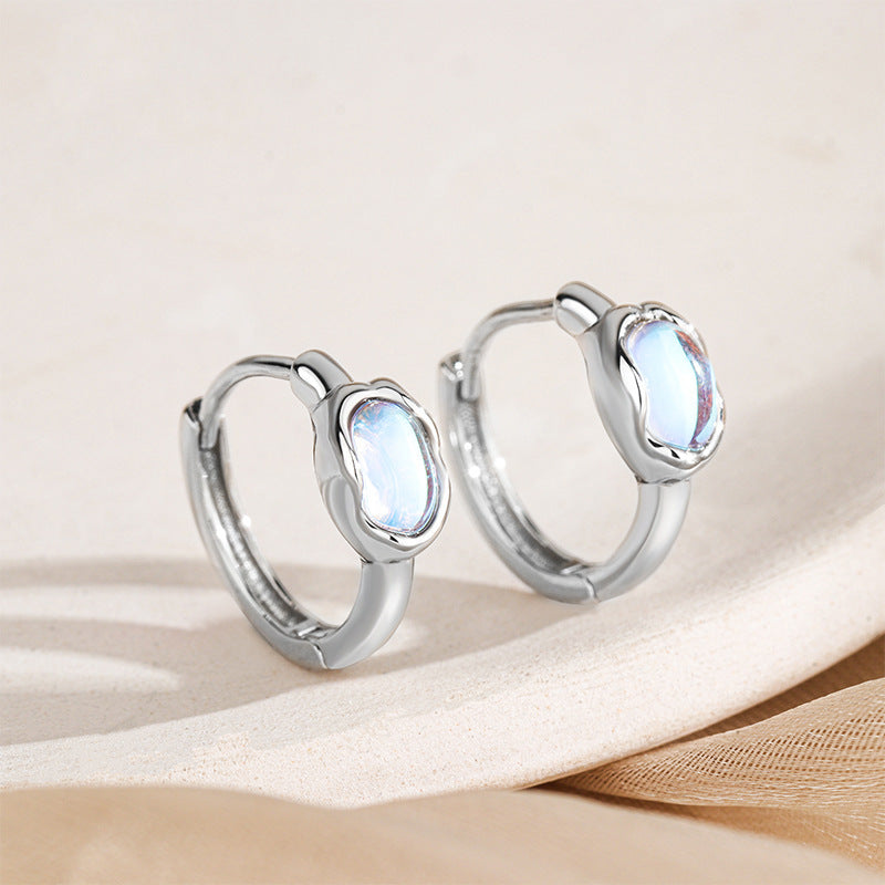 Elegante S925 Silber Ohrclips mit ovalem schimmernden Mondstein – stilvolle Alternative für nicht gestochene Ohren