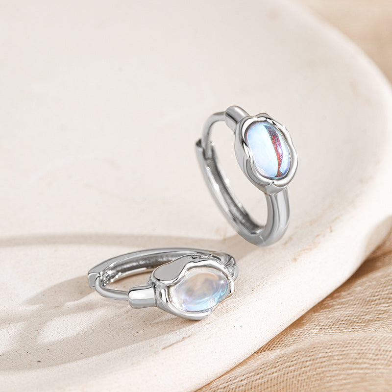 Elegante S925 Silber Ohrclips mit ovalem schimmernden Mondstein – stilvolle Alternative für nicht gestochene Ohren