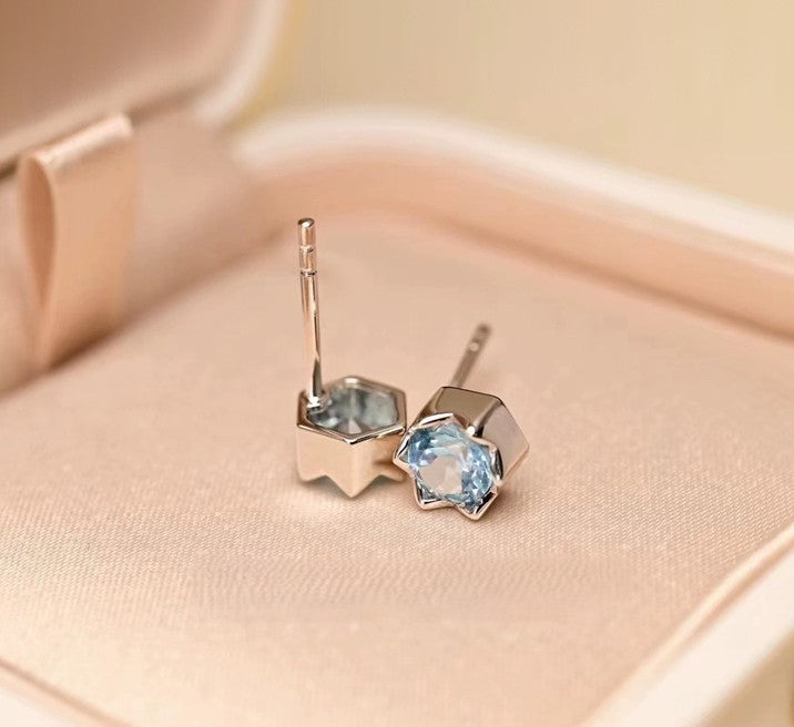 Elegante Ohrstecker aus 925er Silber mit facettiertem Blautopas im funkelnden Sternschliff – himmelblauer Blickfang für jeden Anlass