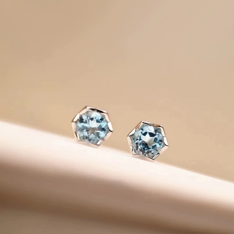 Elegante Ohrstecker aus 925er Silber mit facettiertem Blautopas im funkelnden Sternschliff – himmelblauer Blickfang für jeden Anlass