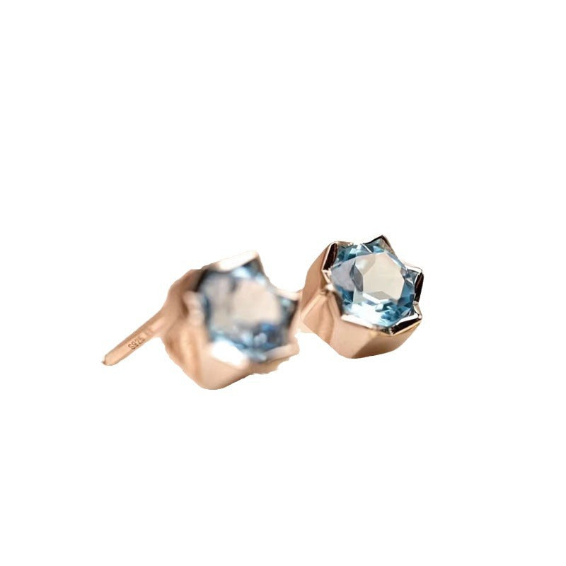 Elegante Ohrstecker aus 925er Silber mit facettiertem Blautopas im funkelnden Sternschliff – himmelblauer Blickfang für jeden Anlass
