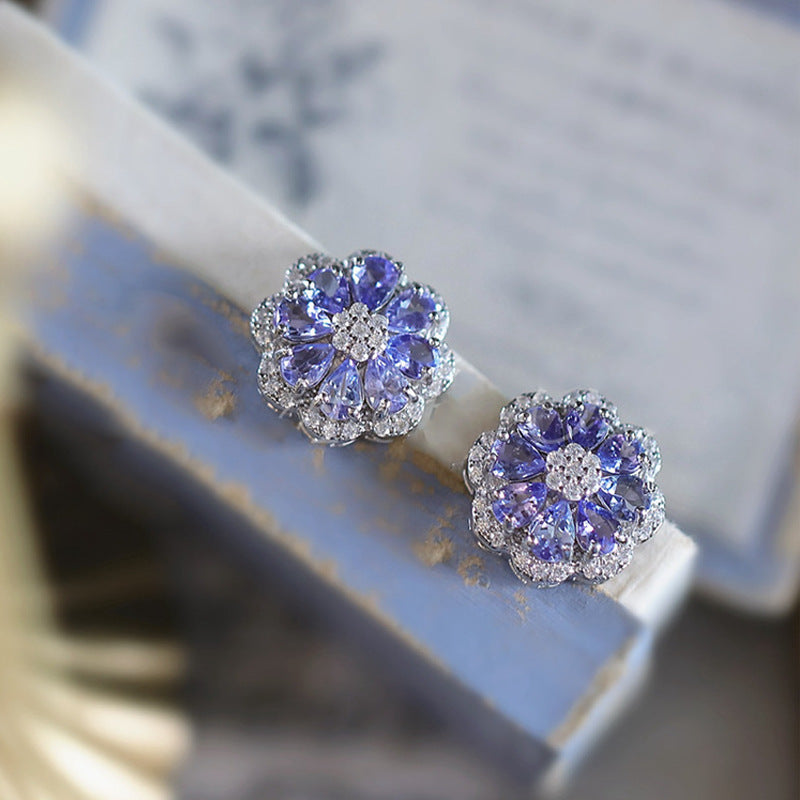 Florale Ohrstecker aus 925er Silber mit natürlichen Tansanit-Steinen und funkelnden Akzenten – luxuriöser Blütenschmuck in Violett