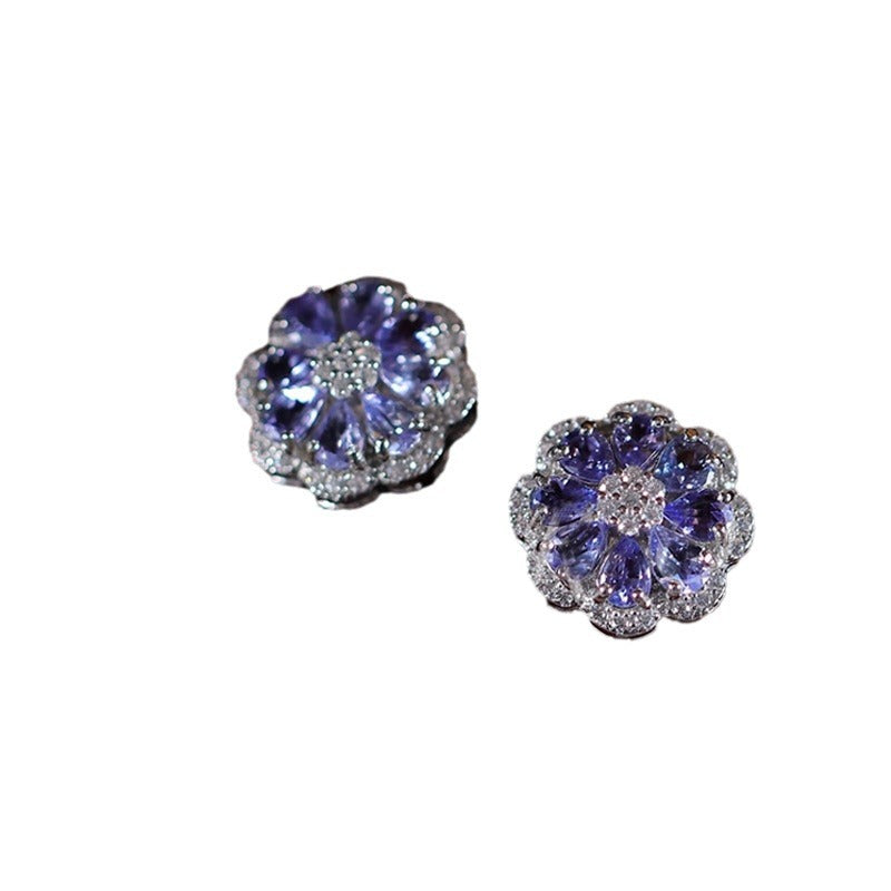 Florale Ohrstecker aus 925er Silber mit natürlichen Tansanit-Steinen und funkelnden Akzenten – luxuriöser Blütenschmuck in Violett