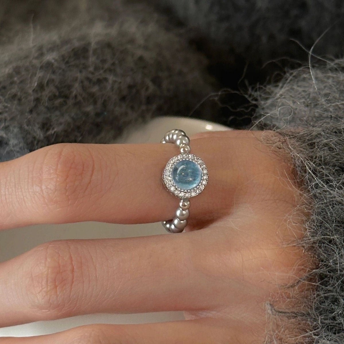 Handgefertigter Ring aus 925er Silber mit Aquamarin und schimmernden Swarovski Kristallperlen, eleganter Edelstein-Schmuck