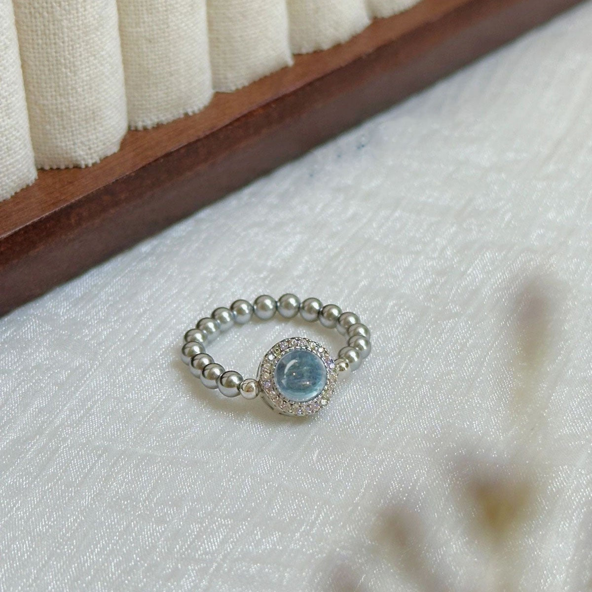 Handgefertigter Ring aus 925er Silber mit Aquamarin und schimmernden Swarovski Kristallperlen, eleganter Edelstein-Schmuck