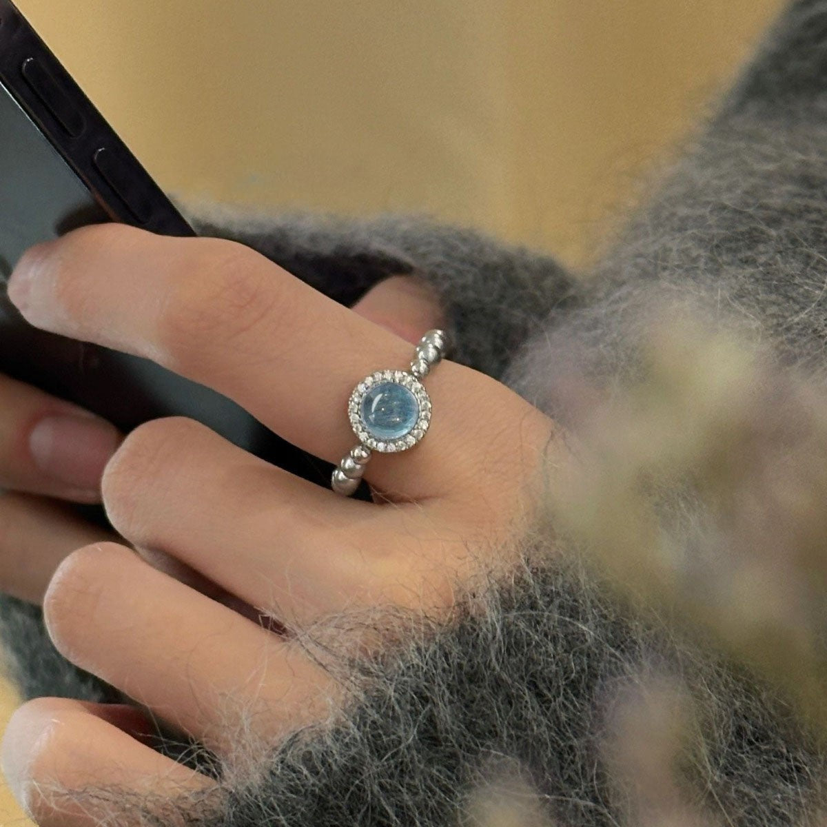 Handgefertigter Ring aus 925er Silber mit Aquamarin und schimmernden Swarovski Kristallperlen, eleganter Edelstein-Schmuck