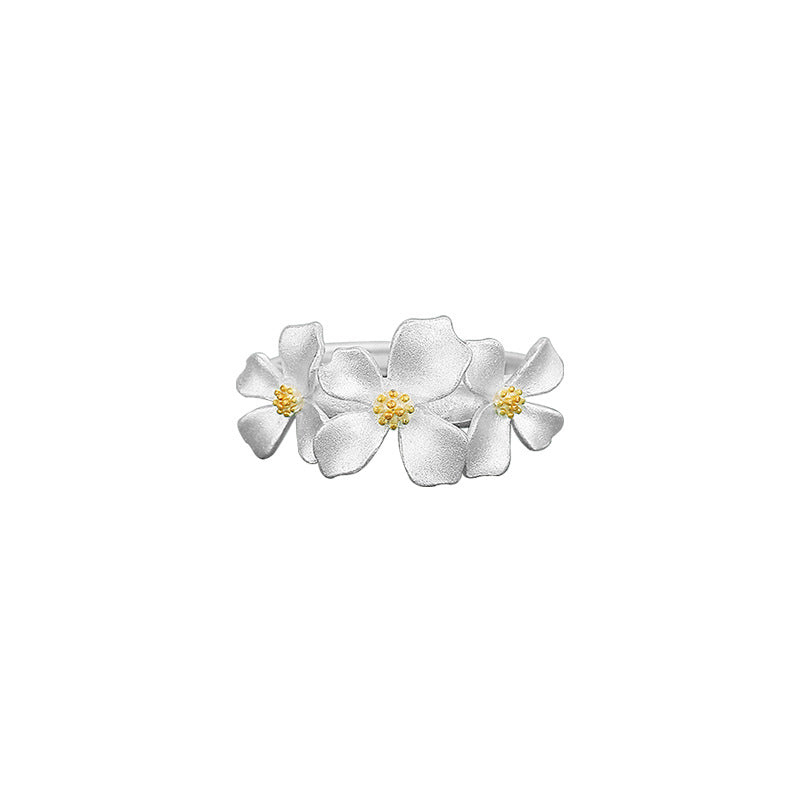 Verstellbarer Ring aus S999 Feinsilber mit drei zarten Gardenienblüten – florales Design mit goldfarbenem Blütenstempel für einen eleganten Naturlook