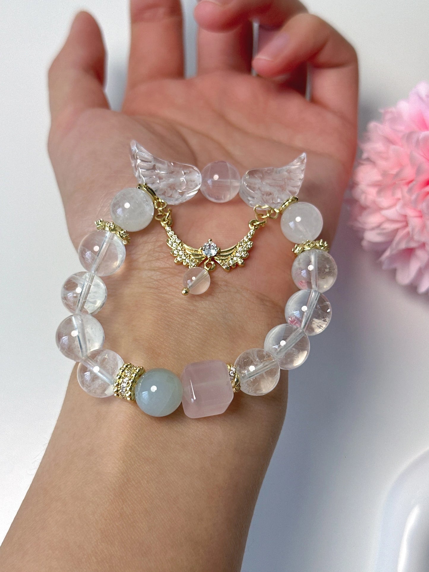 Spirituelles Armband mit weißem Phantomquarz, Rosenquarz und Aquamarin – mit vergoldetem Engelsflügelanhänger.