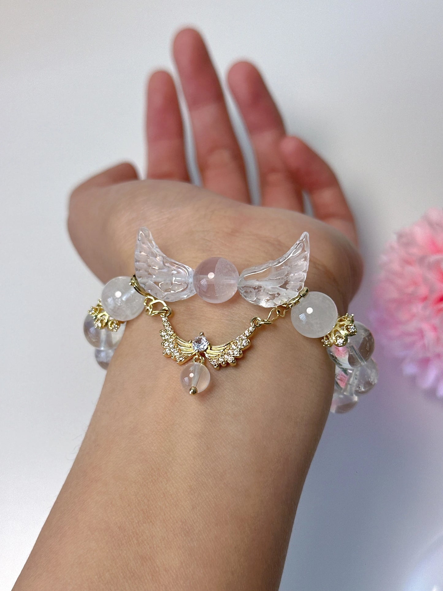 Spirituelles Armband mit weißem Phantomquarz, Rosenquarz und Aquamarin – mit vergoldetem Engelsflügelanhänger.