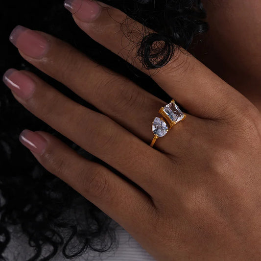 Eleganter verstellbarer Sienna's Radiant Duo Ring aus 18K vergoldetem Edelstahl mit einem tropfenförmigen und einem rechteckigen Zirkonia-Stein
