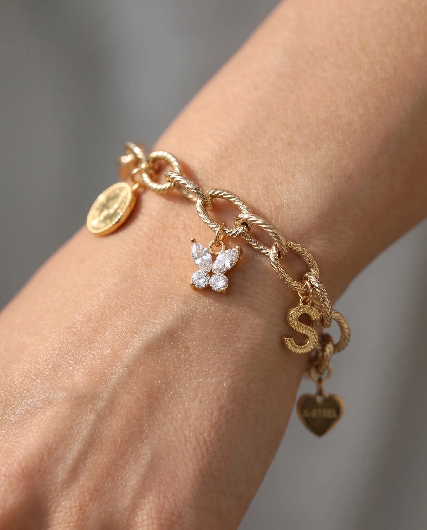 Goldener Anhänger aus 18K vergoldetem Titanstahl in Form eines Schmetterlings, dessen Flügel aus vier großen, klaren Zirkonia-Kristallen bestehen, für personalisierbare Armbänder und Ketten