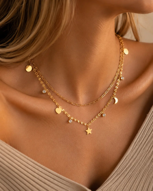 Mehrreihige Stern & Mond Layering Halskette aus 18K vergoldetem Titanstahl mit verschiedenen Charms und Zirkonia-Kristallen