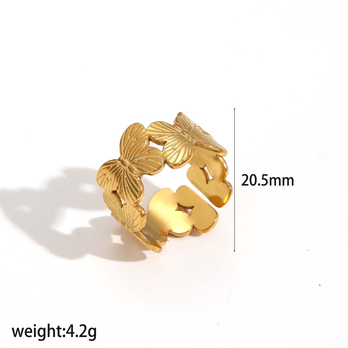 Vergoldeter Statement-Ring mit ausgestanzten Schmetterlingen und breitem Banddesign.