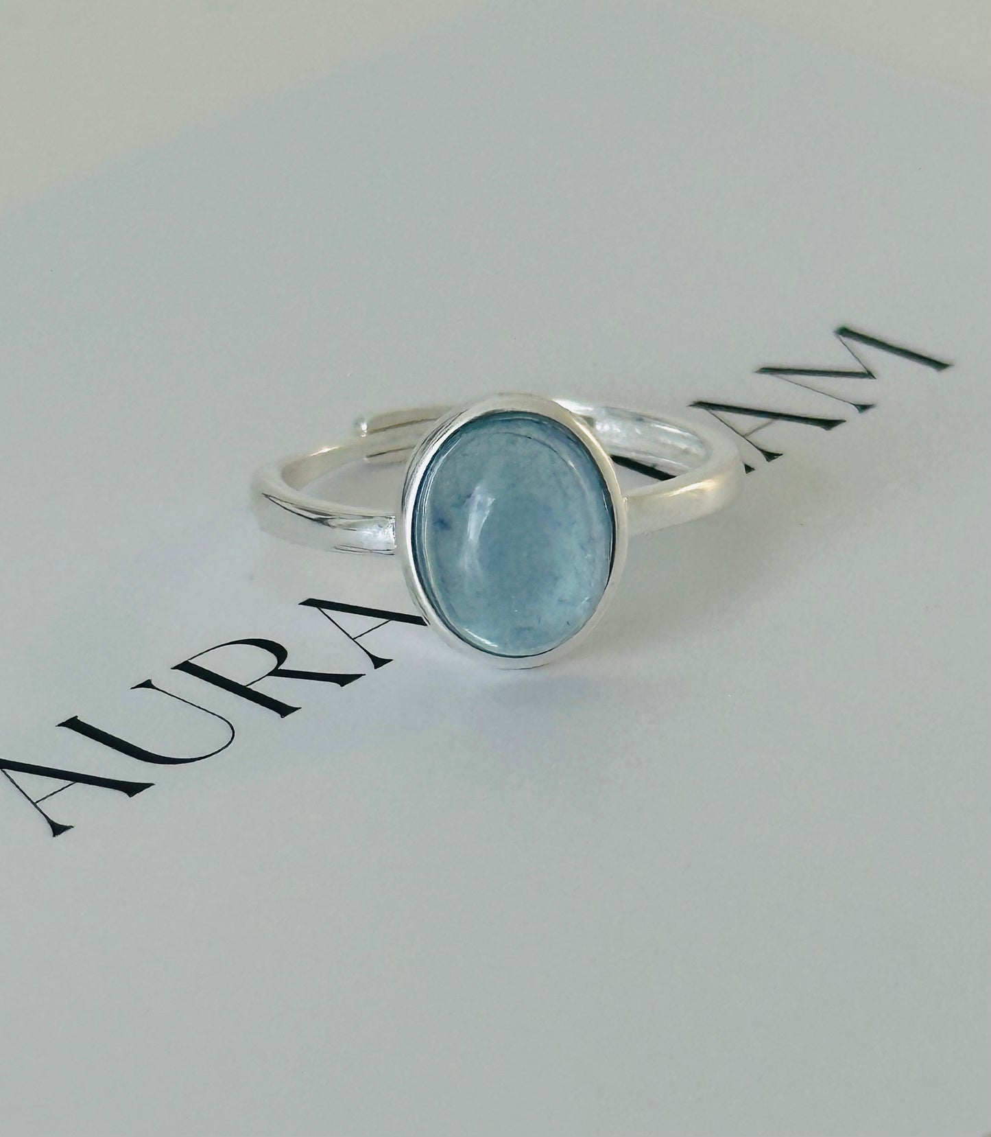 Verstellbarer Ring aus 925er Silber mit ovalem, natürlichem Aquamarin – schlichtes und elegantes Design mit beruhigendem Blauton