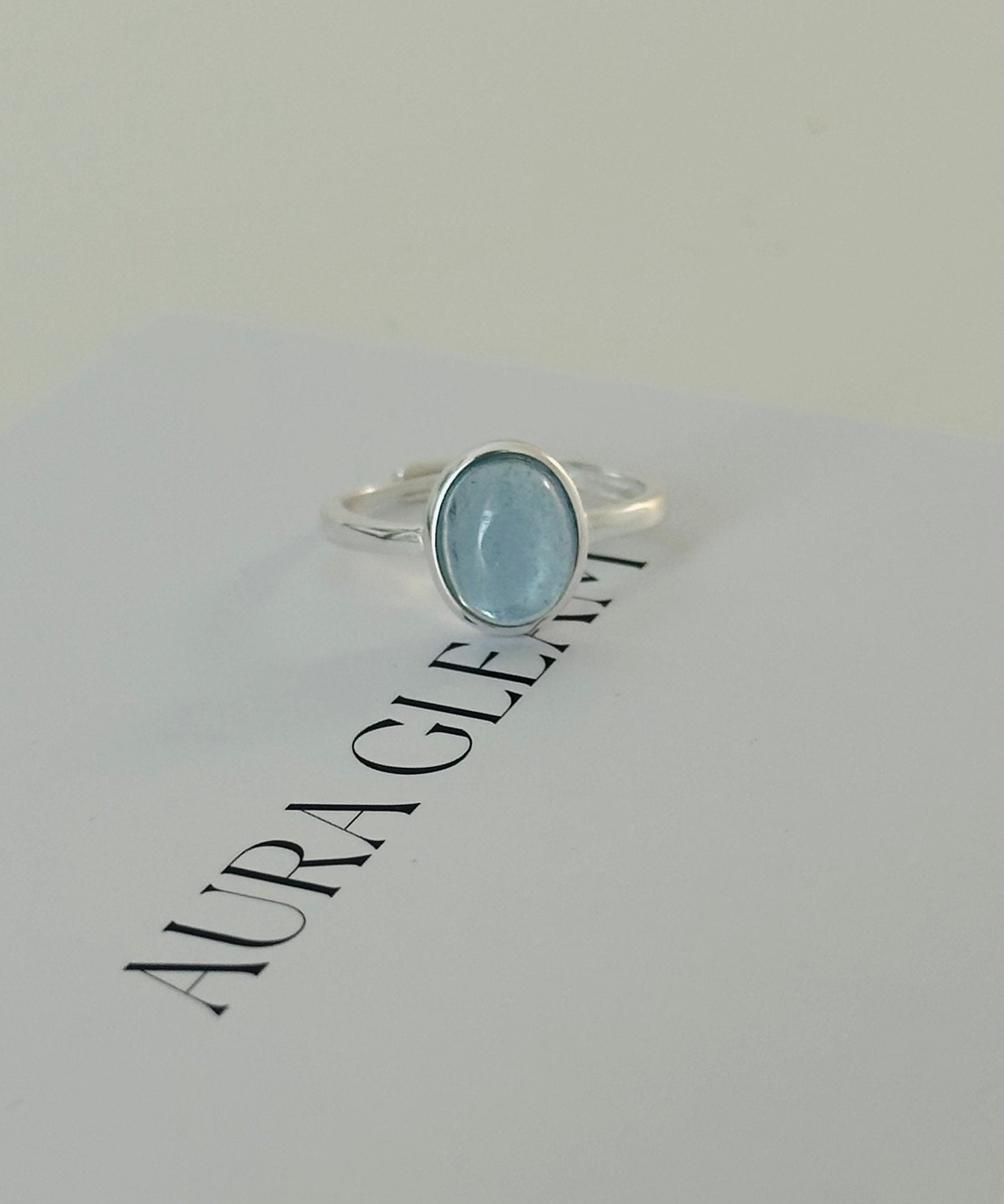 Verstellbarer Ring aus 925er Silber mit ovalem, natürlichem Aquamarin – schlichtes und elegantes Design mit beruhigendem Blauton