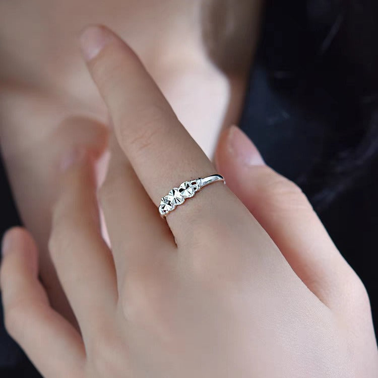 Verstellbarer Ring aus 990er Feinsilber mit diamantierter Gravur in Herzform – filigranes Funkeldesign für stilvolle Eleganz