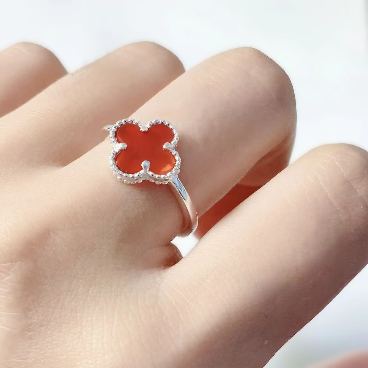 Verstellbarer Damenring aus 990er Silber mit rotem Achat, Kleeblatt-Design, Glückssymbol Schmuck