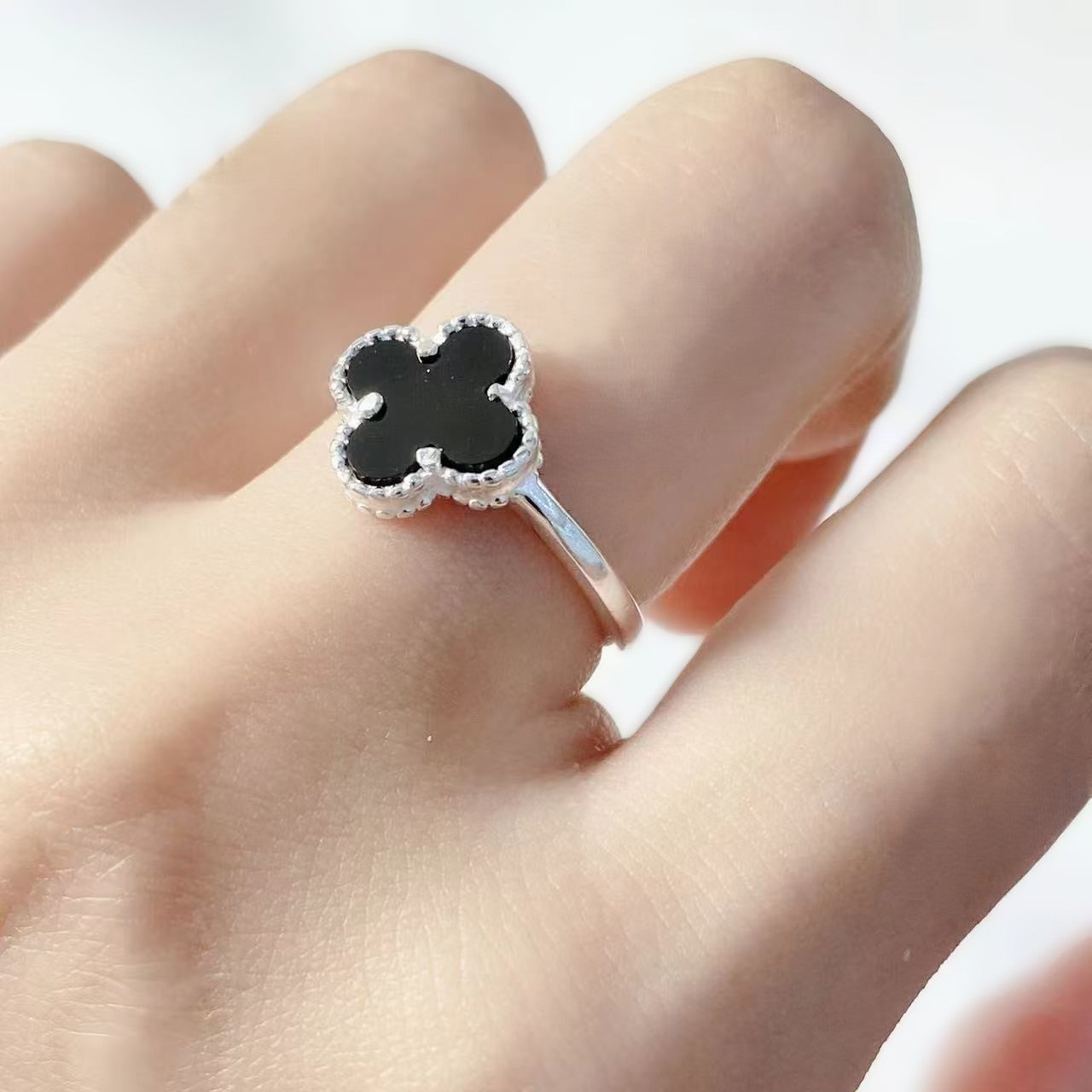 Silberring 990 mit schwarzem Achat in vierblättriger Kleeblattform, verstellbar, minimalistisches Design