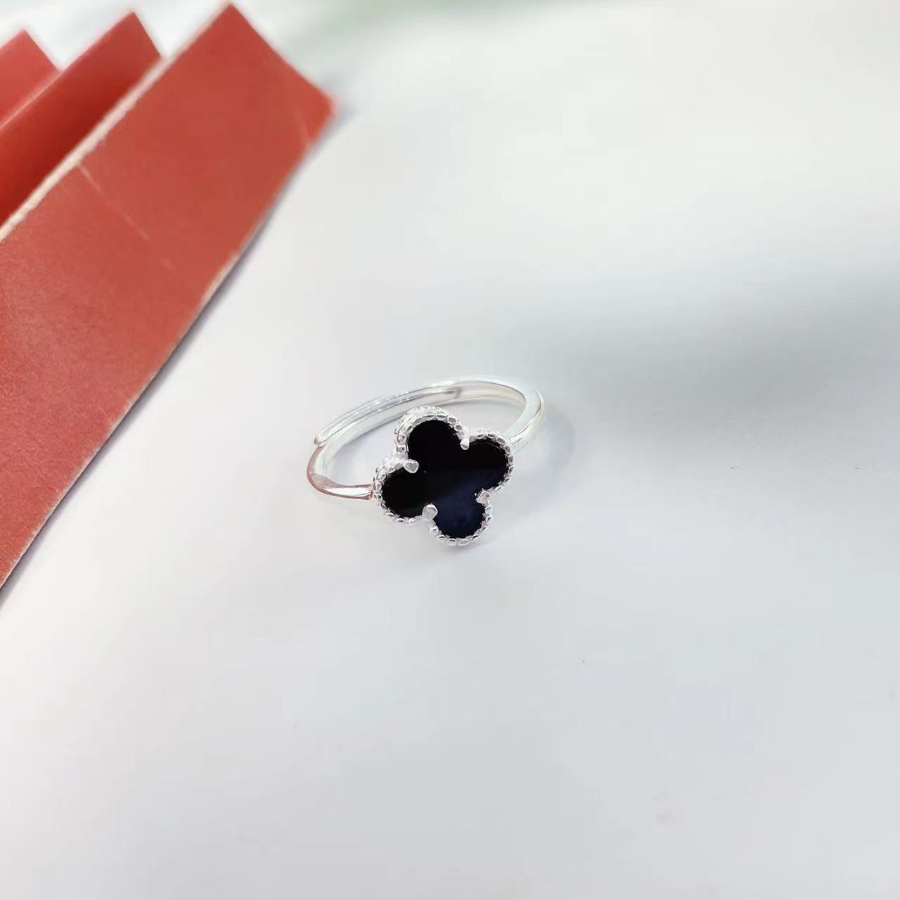 Silberring 990 mit schwarzem Achat in vierblättriger Kleeblattform, verstellbar, minimalistisches Design