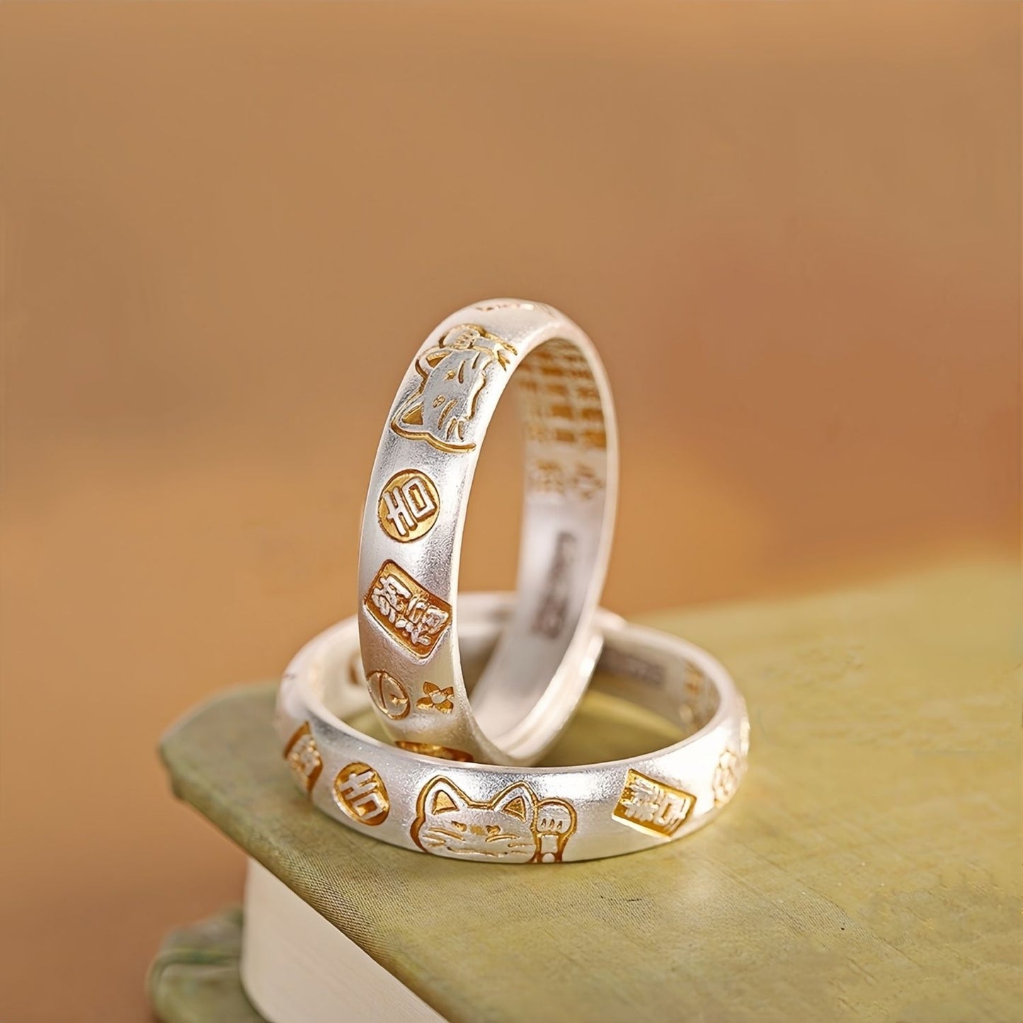 Handgefertigter Ring aus 999er Feinsilber mit kunstvoll vergoldeten Gravuren – Glücksmotive wie Winkekatze und chinesische Schriftzeichen, verstellbares Design für Damen und Herren
