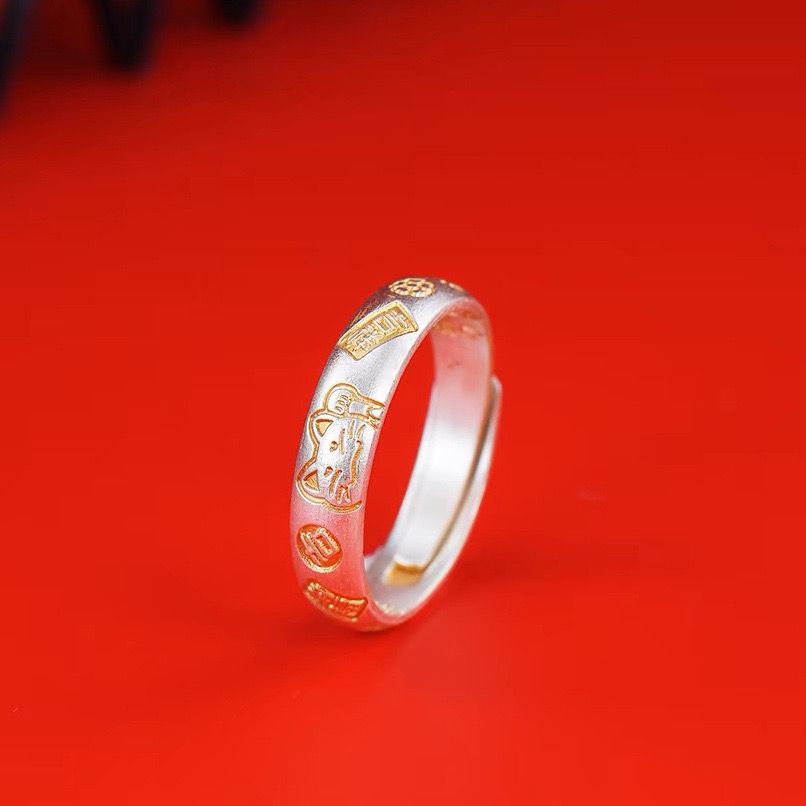 Handgefertigter Ring aus 999er Feinsilber mit kunstvoll vergoldeten Gravuren – Glücksmotive wie Winkekatze und chinesische Schriftzeichen, verstellbares Design für Damen und Herren