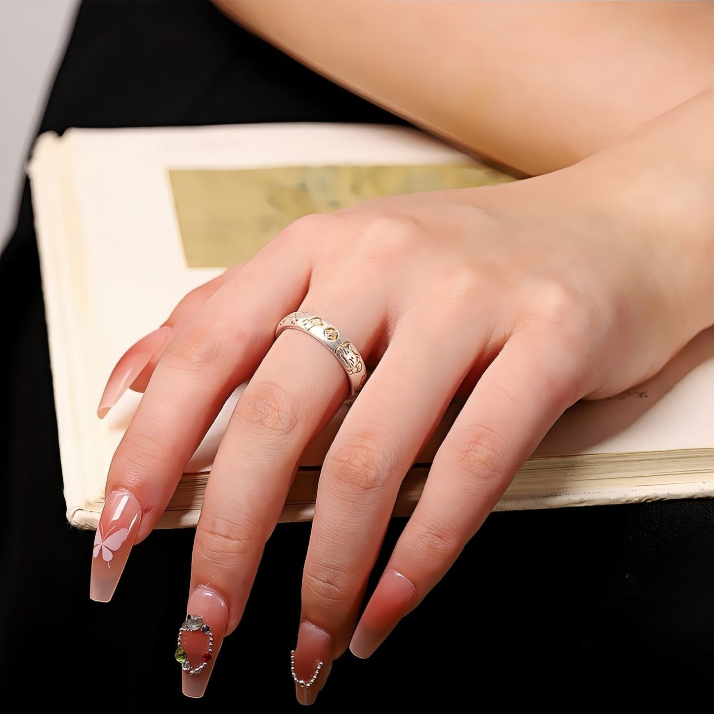 Handgefertigter Ring aus 999er Feinsilber mit kunstvoll vergoldeten Gravuren – Glücksmotive wie Winkekatze und chinesische Schriftzeichen, verstellbares Design für Damen und Herren