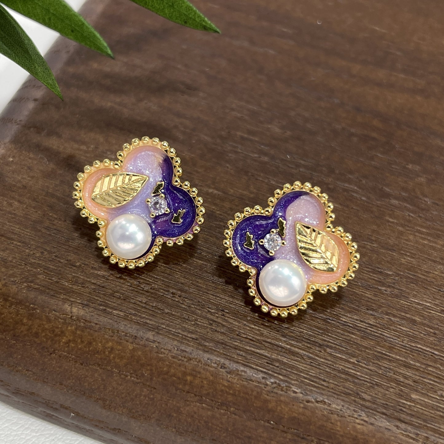 Künstlerische Vierblatt-Ohrstecker mit Süßwasserperle, farbiger Emaille im Ölmalerei-Stil und goldenen Blättermotiven – aus 925er Silber, verspielt und elegant