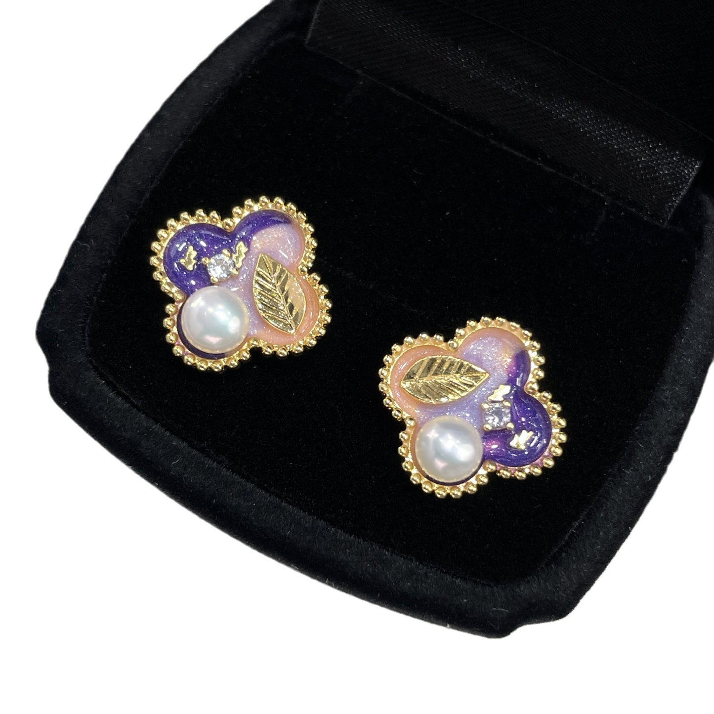 Künstlerische Vierblatt-Ohrstecker mit Süßwasserperle, farbiger Emaille im Ölmalerei-Stil und goldenen Blättermotiven – aus 925er Silber, verspielt und elegant