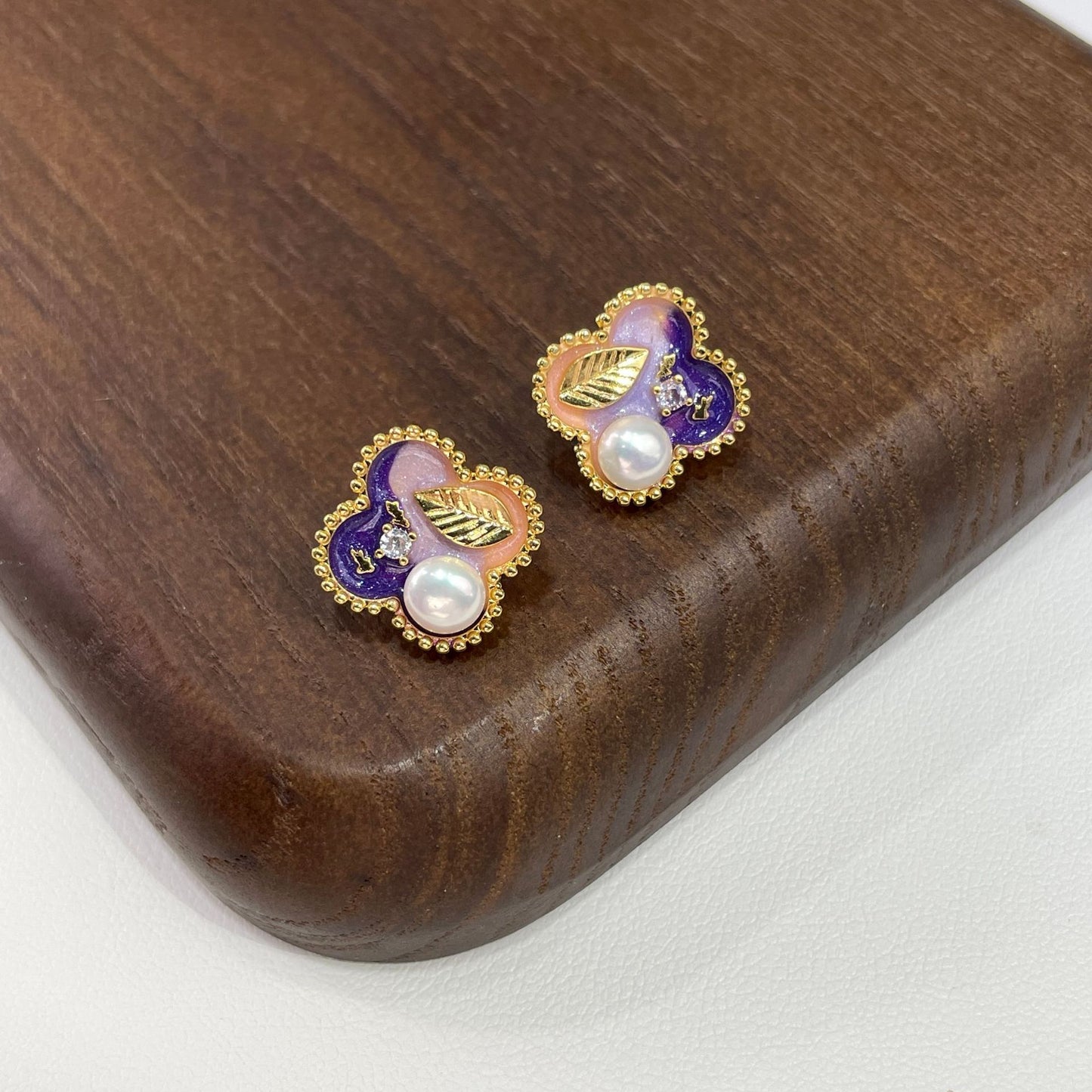 Künstlerische Vierblatt-Ohrstecker mit Süßwasserperle, farbiger Emaille im Ölmalerei-Stil und goldenen Blättermotiven – aus 925er Silber, verspielt und elegant