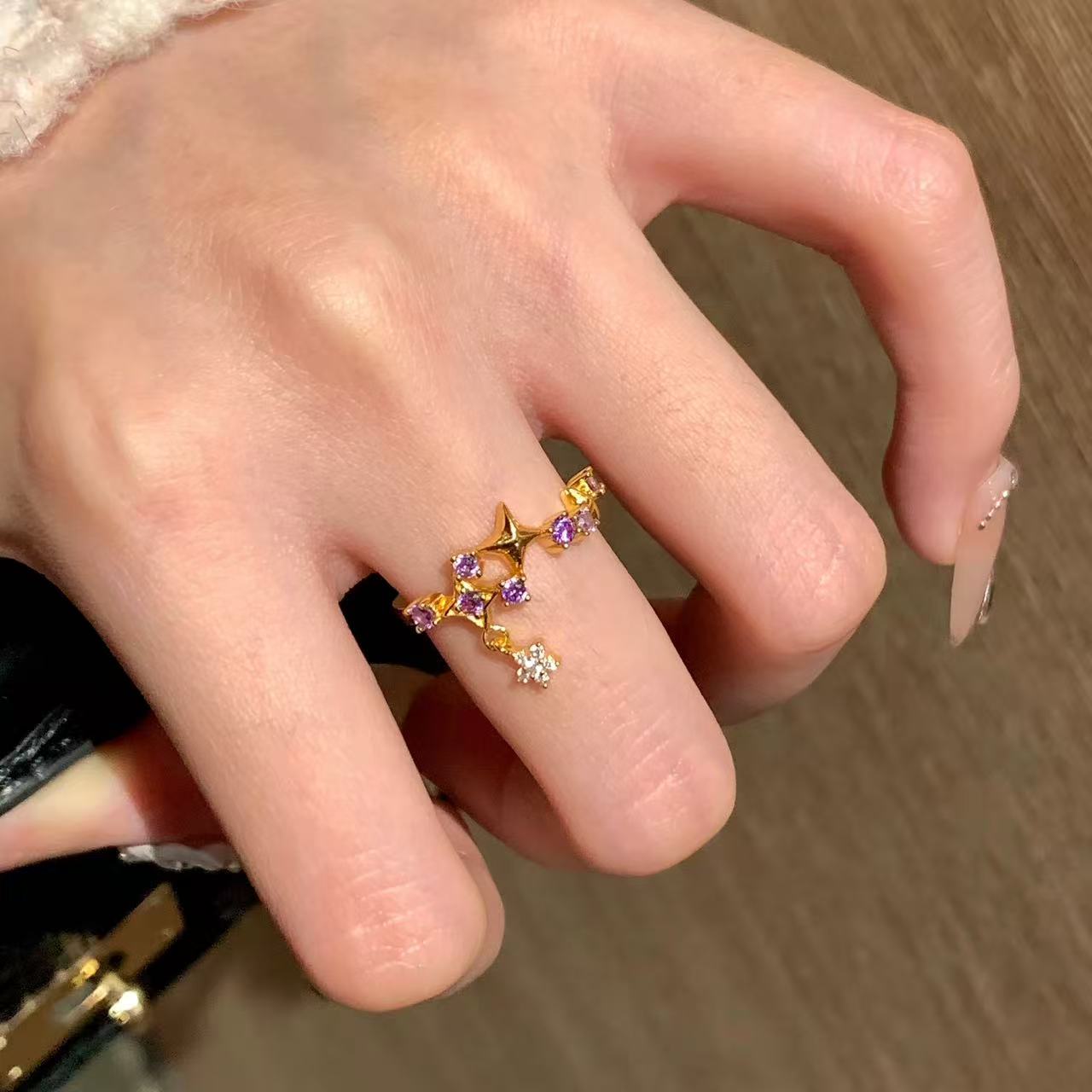 Goldener Blütenring im Vintage-Stil mit ovalem lilafarbenem Zirkonia und verstellbarer Öffnung