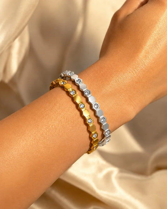 Eleganter Waben-Brillanz Armreif aus Titanstahl in Gold und Silber mit geometrischem Hexagon-Muster und funkelnden Zirkonia-Steinen