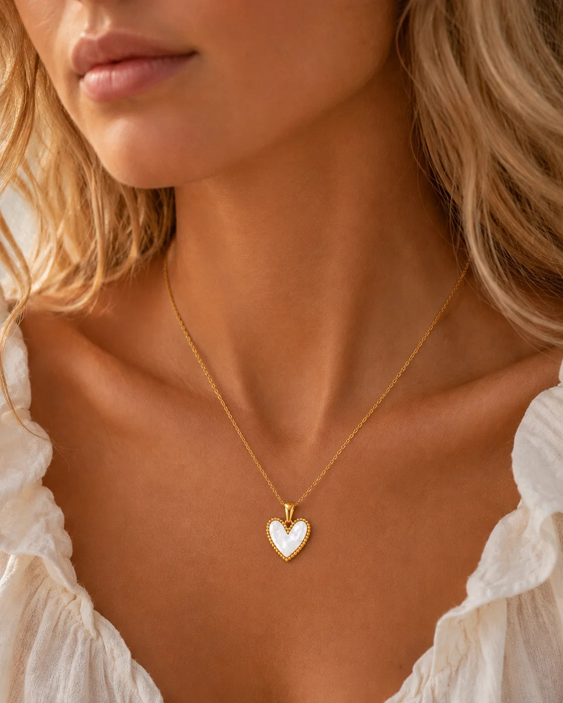 Goldener Herz-Anhänger aus 18K vergoldetem Titanstahl mit einem glänzenden weißen Inlay und umlaufender Kugelbordüre für personalisierbare Armbänder und Ketten