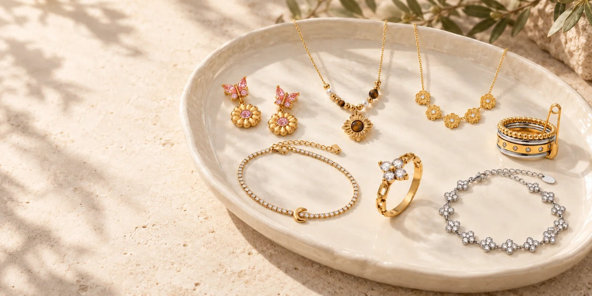 Gold- und silberfarbener Schmuck auf einer hellen Keramikschale