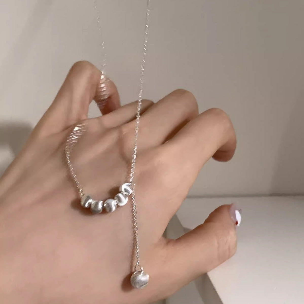 Elegante Y-Halskette mit gebürsteten Cat-Eye-Perlen aus 925er Silber – moderner asymmetrischer Designerschmuck für Damen